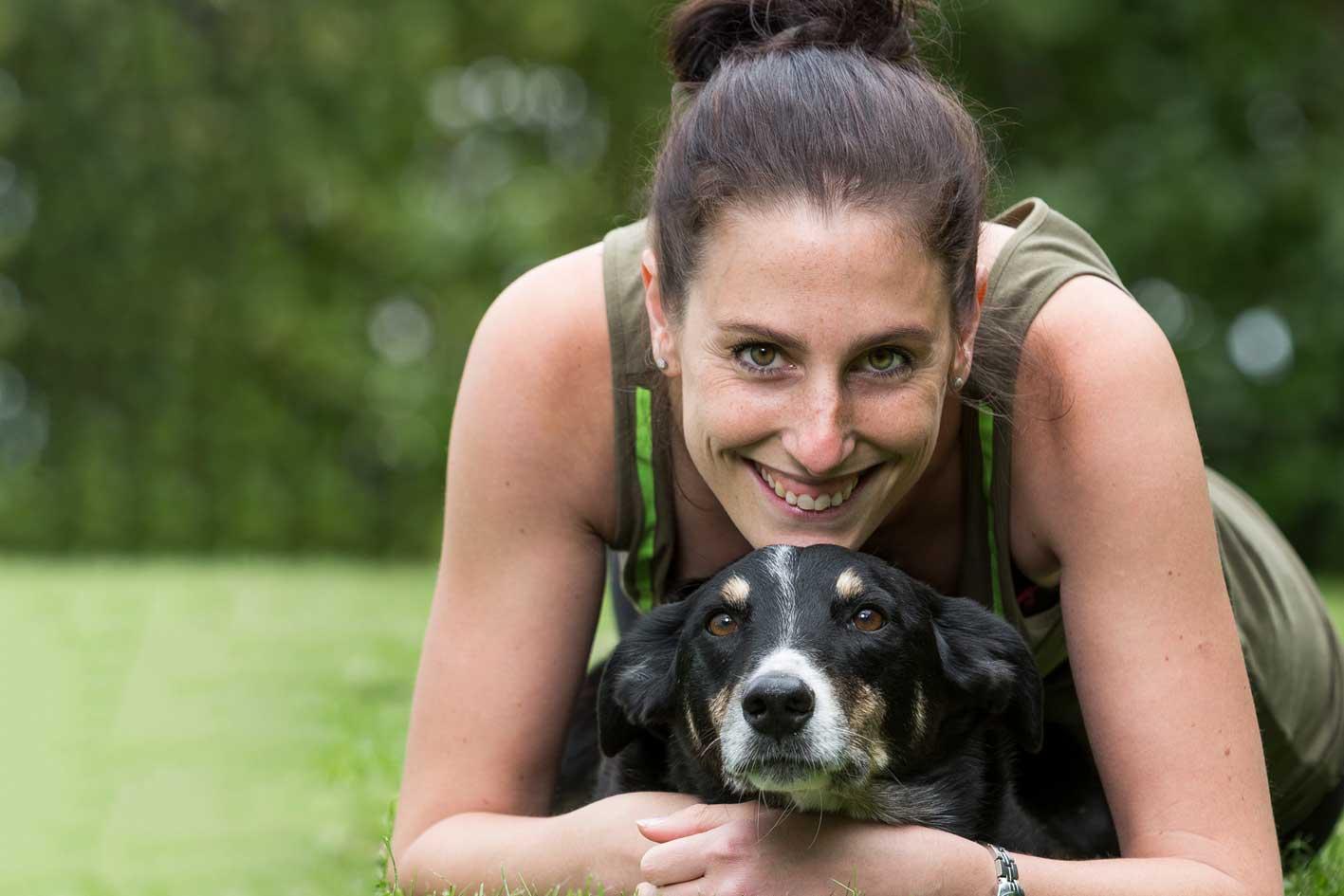 Claudia Senn mit ihrem Hund Quando, der Guide der KleintierklinikS