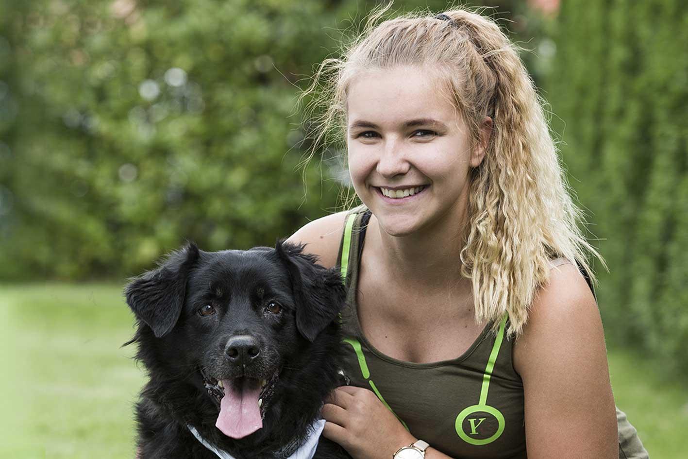 Rachel Wohlhauser mit Hund 