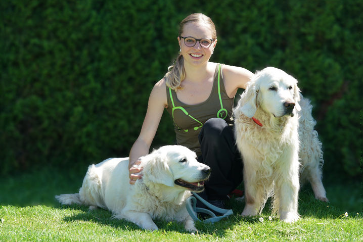 Amélie Jampen mit 2 weissen Golden Retriever Rüden im Garten der Kleintierklinik