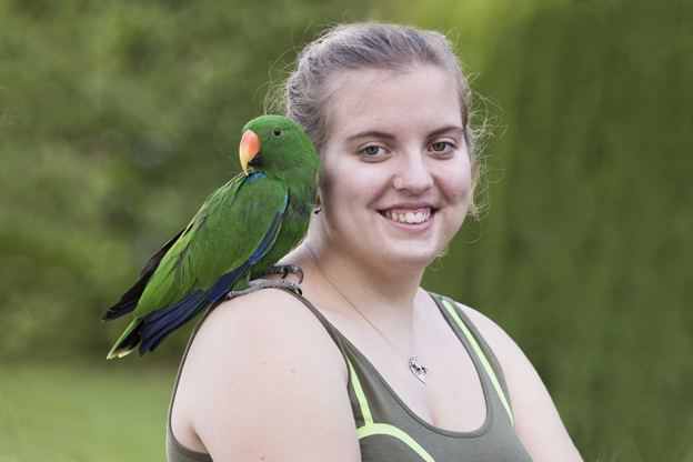 Nathalie Wüthrich mit einem Papagei auf den Schultern 