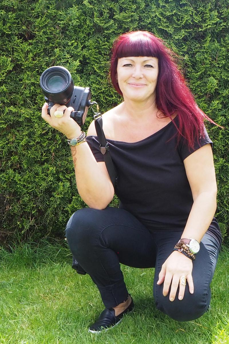 Corinne Laciga mit Kamera im Garten